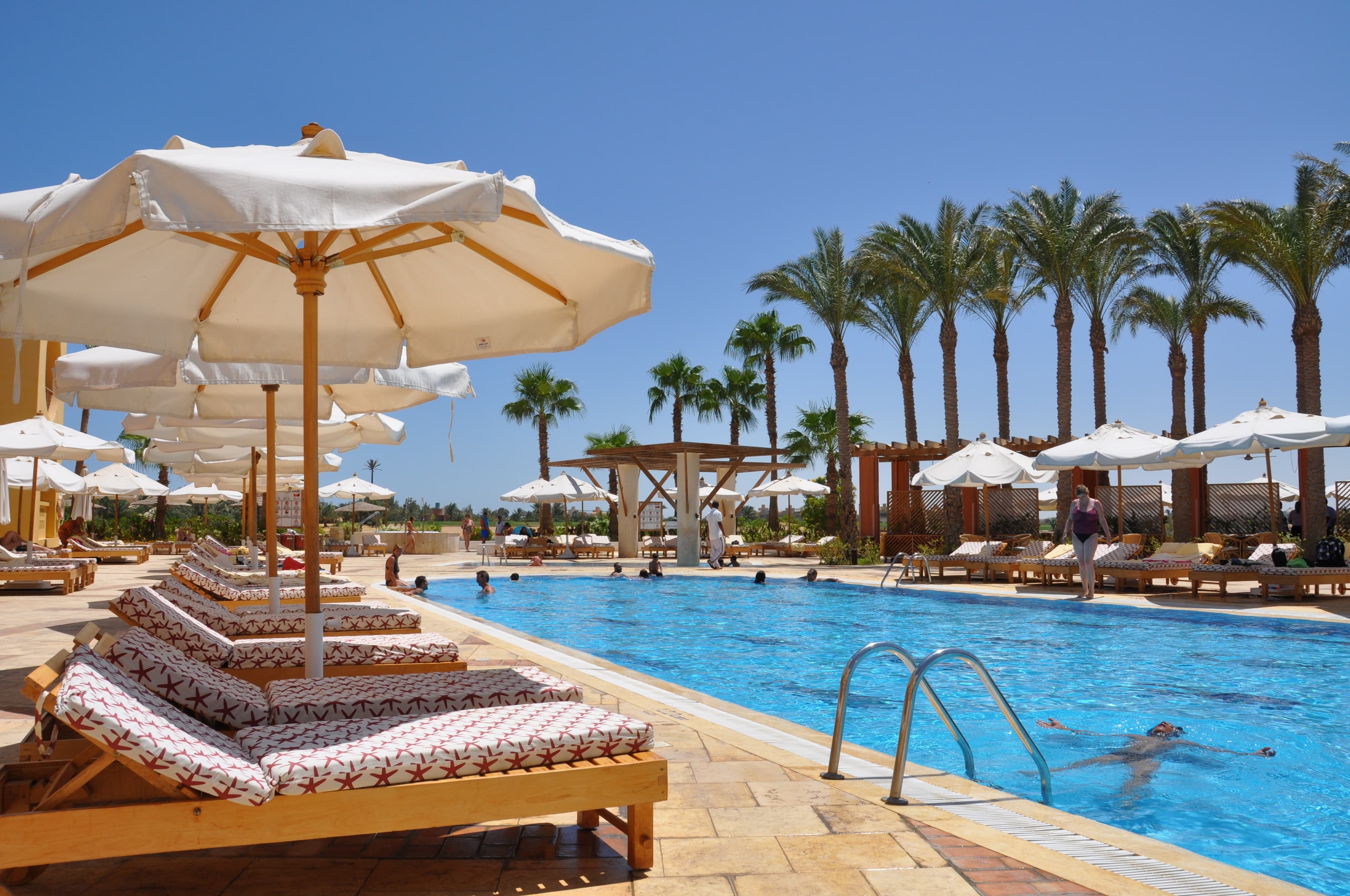 Swimming Pool : King size pools for relaxation